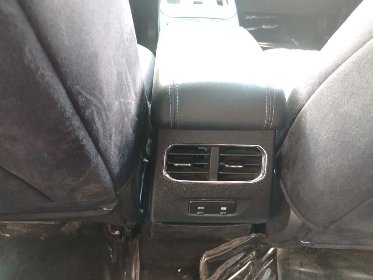 Car image 30
