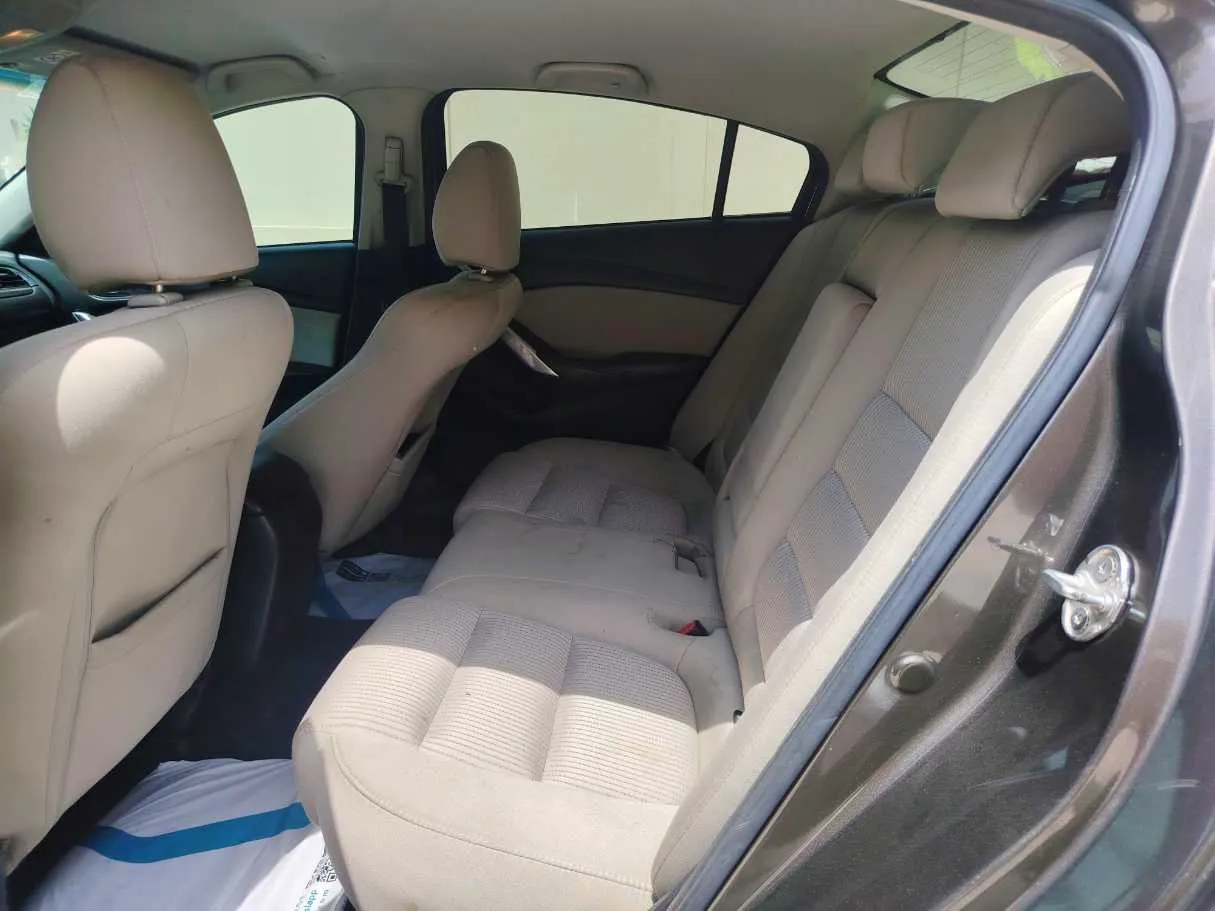 Car image 14
