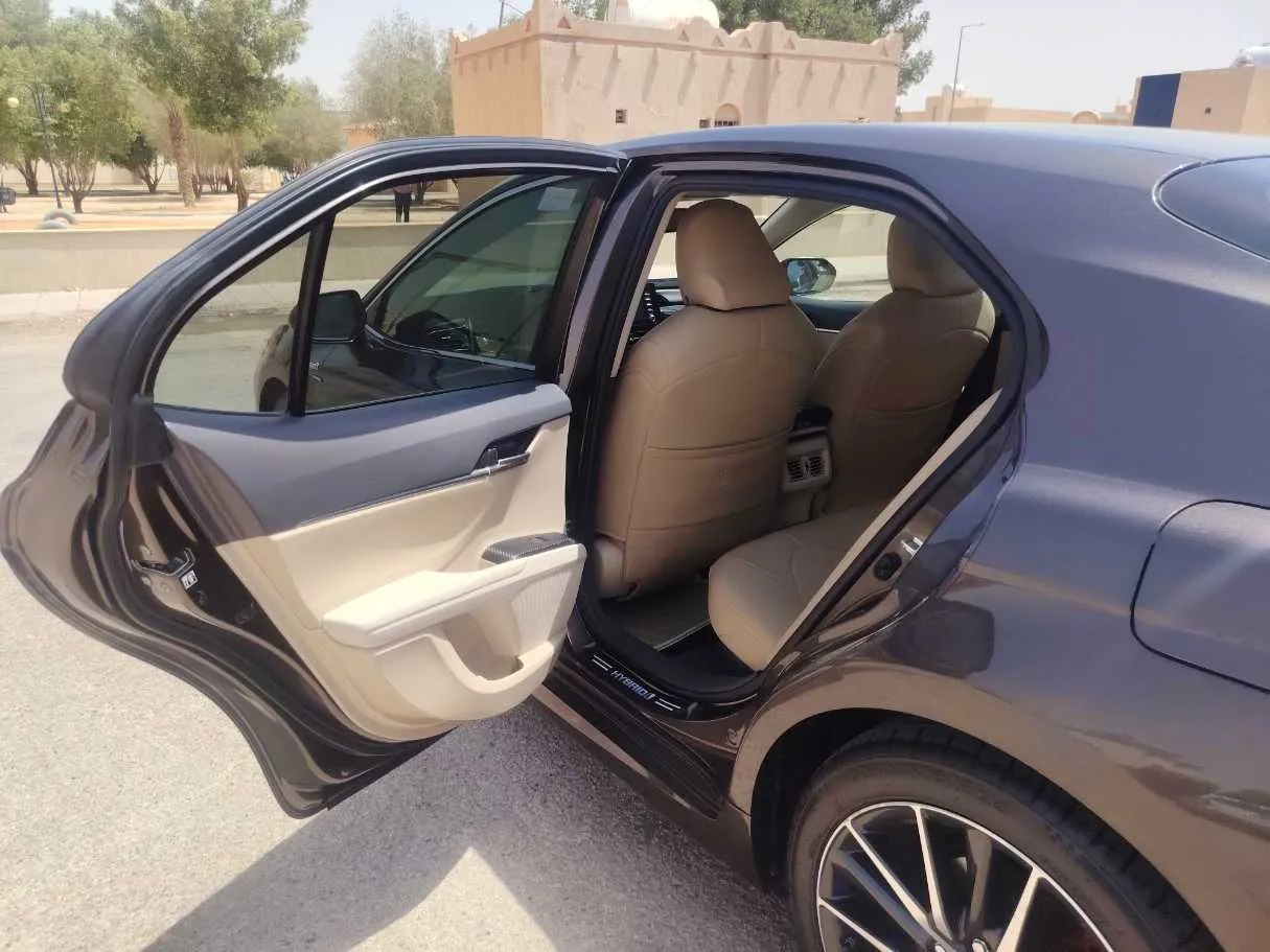 Car image 14
