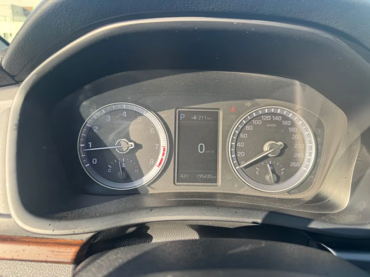 Car image 18