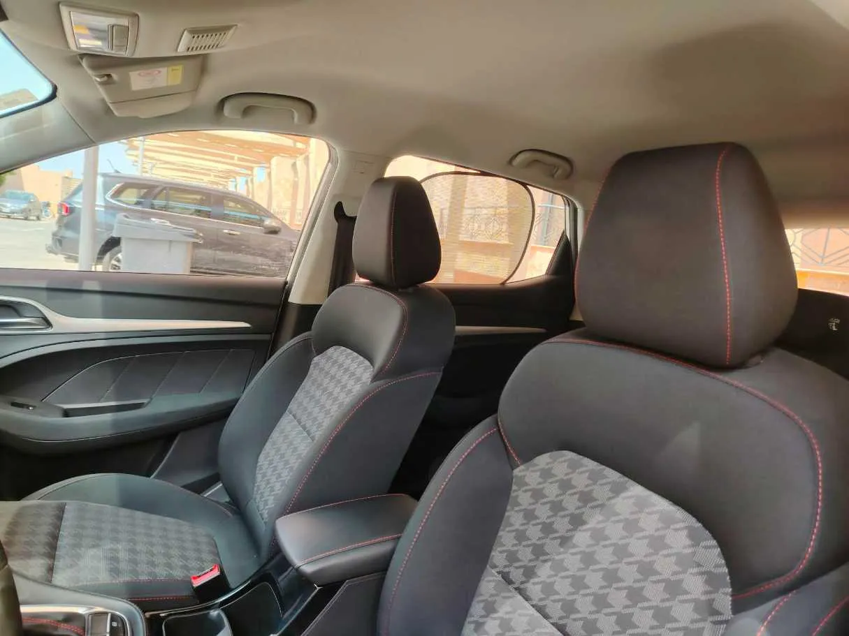 Car image 14