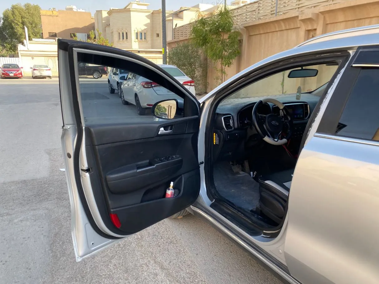 Car image 9