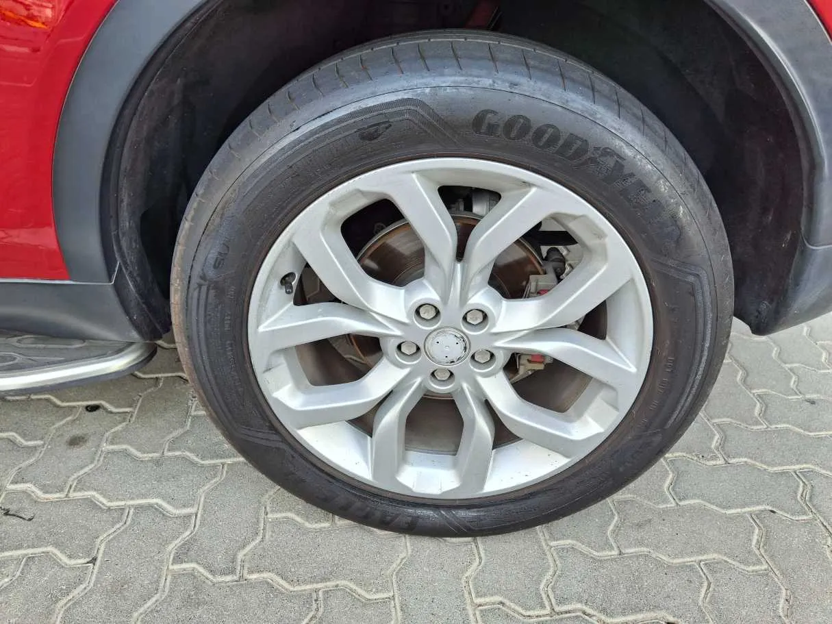 Car image 9