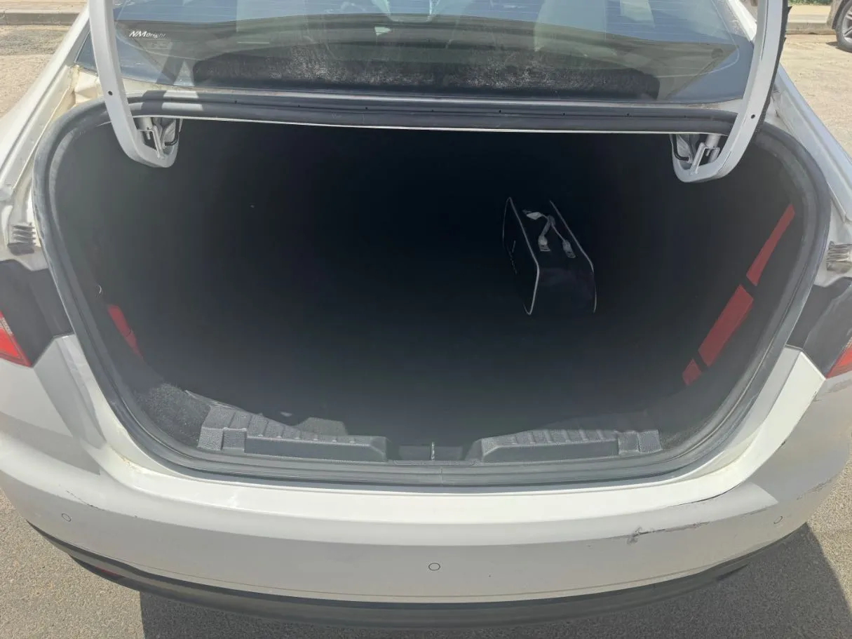 Car image 19