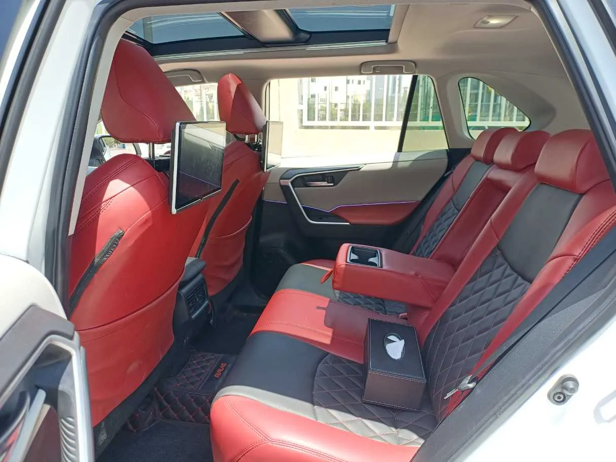 Car image 13