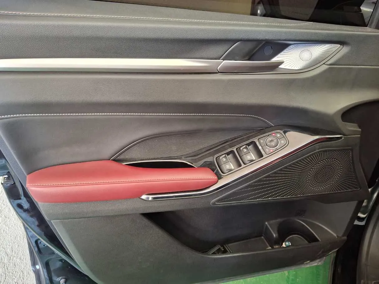 Car image 10