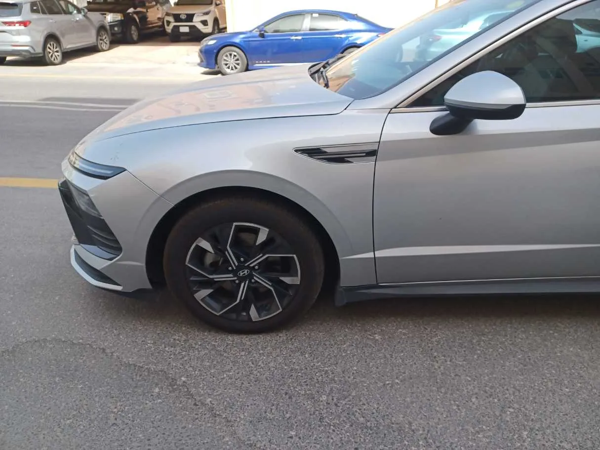 Car image 9