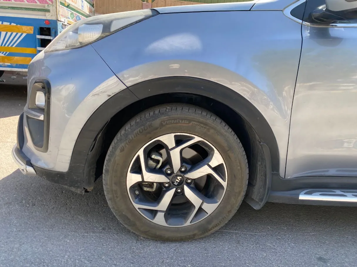 Car image 9