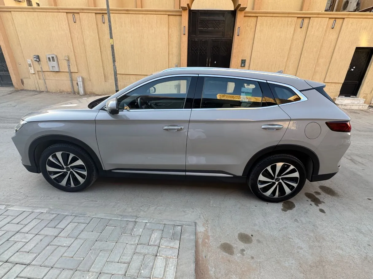 Car image 8