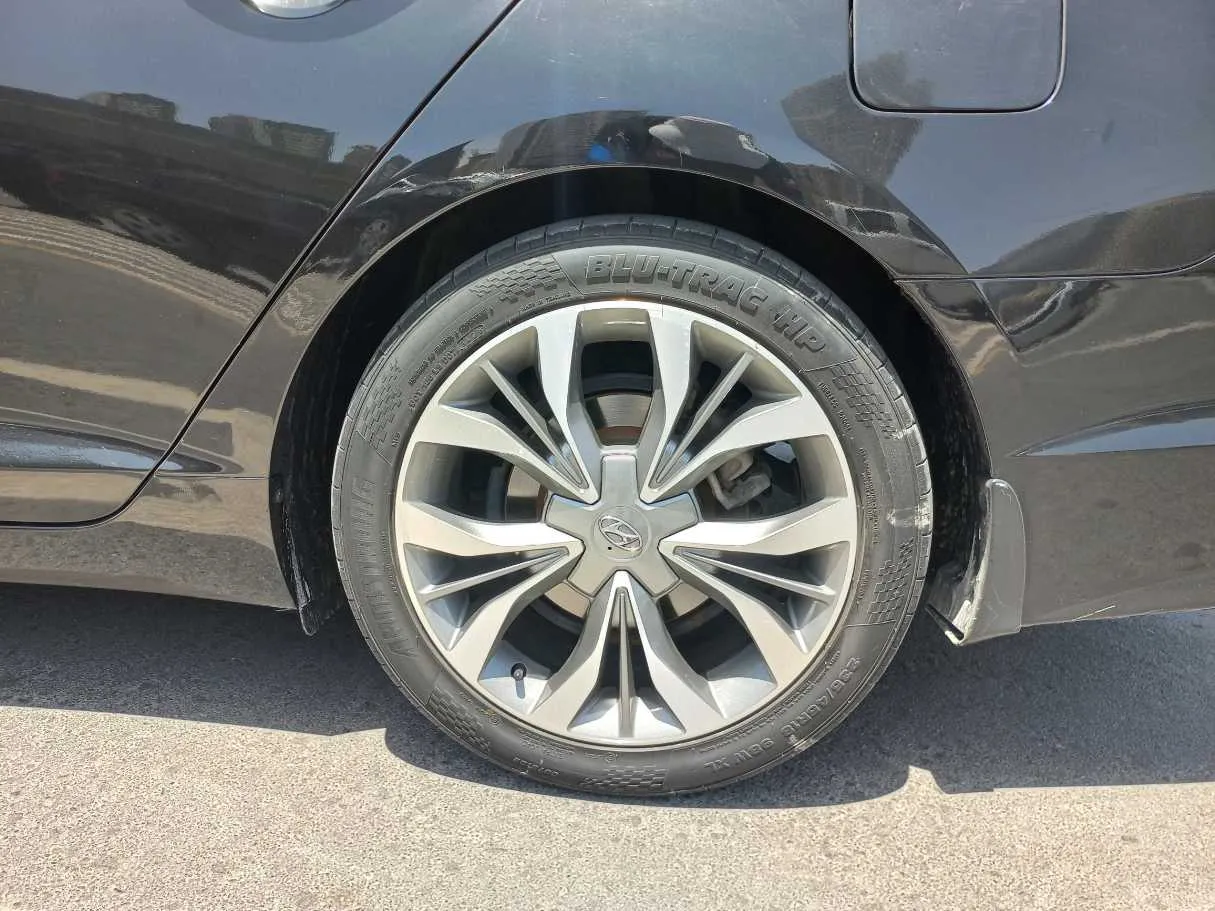Car image 9