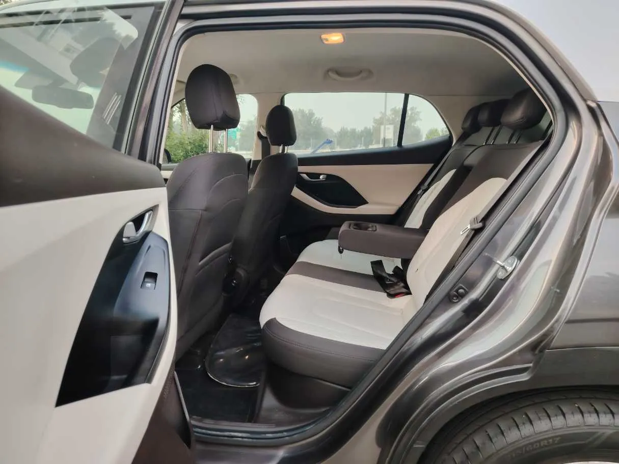 Car image 16