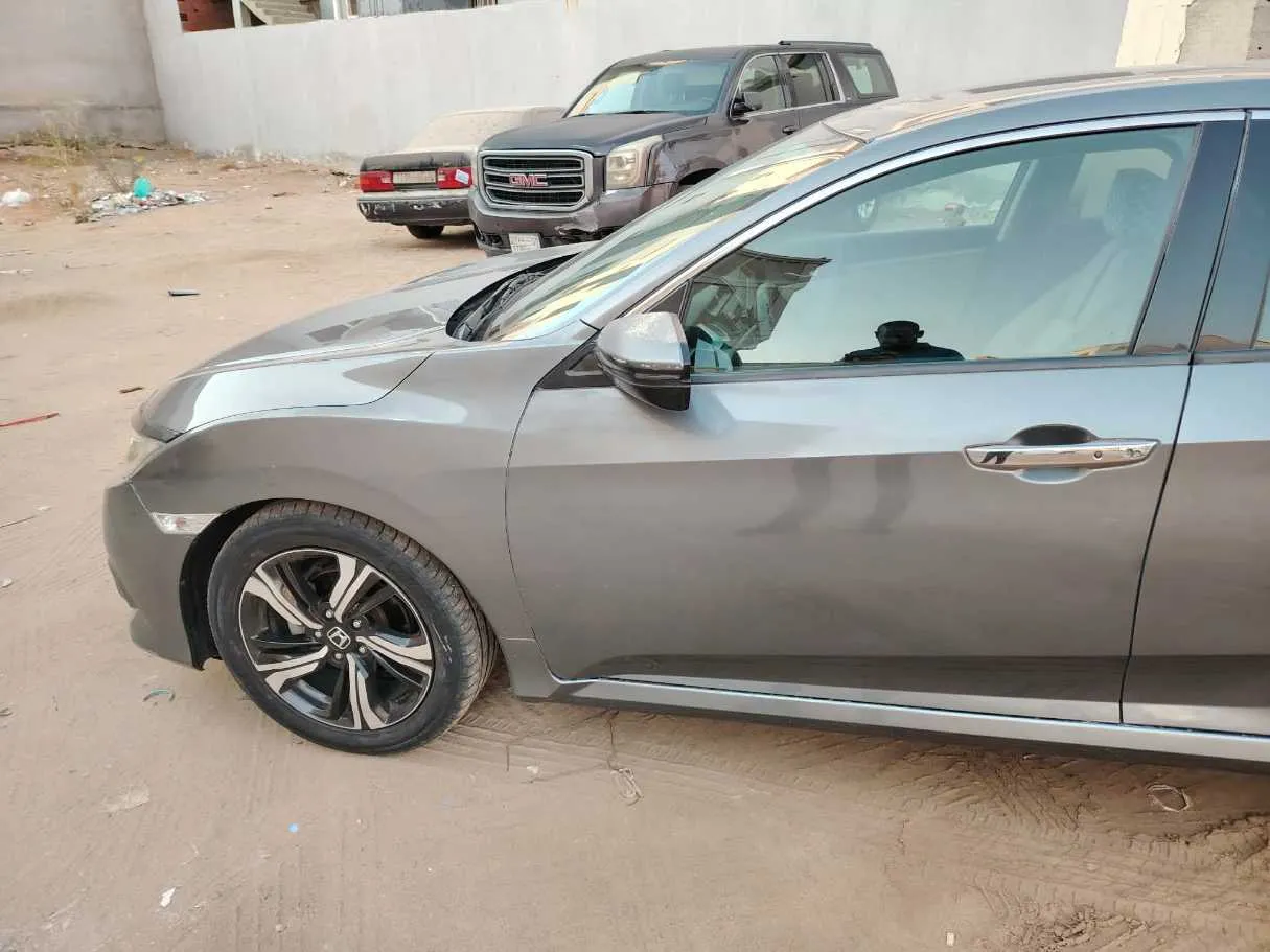Car image 9
