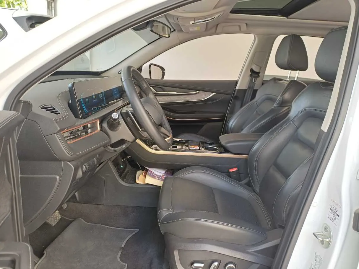 Car image 12