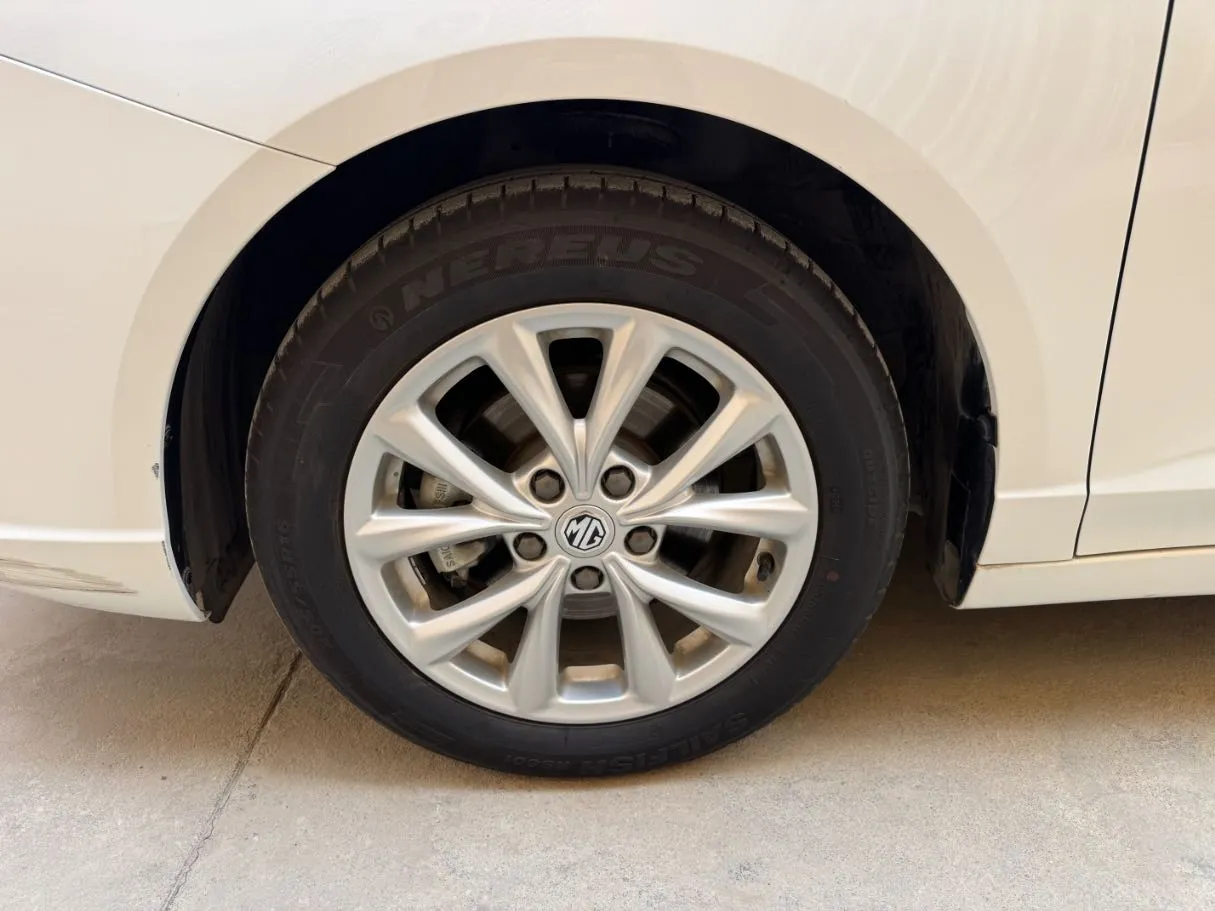 Car image 9