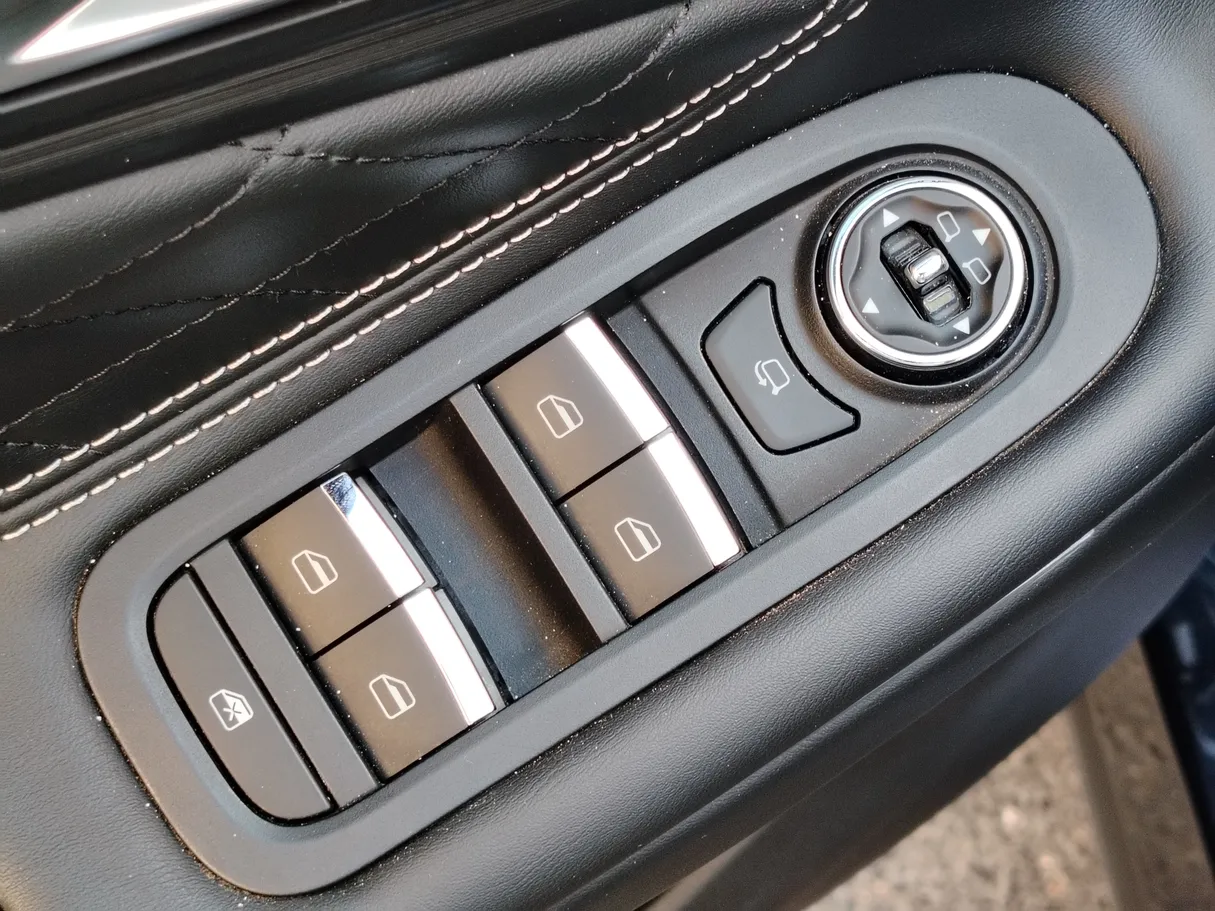 Car image 30