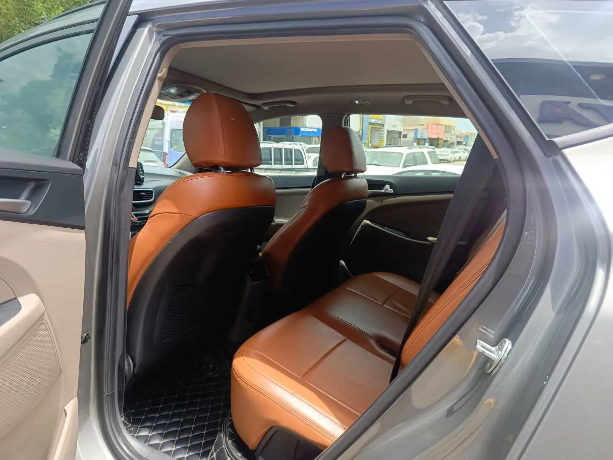 Car image 18