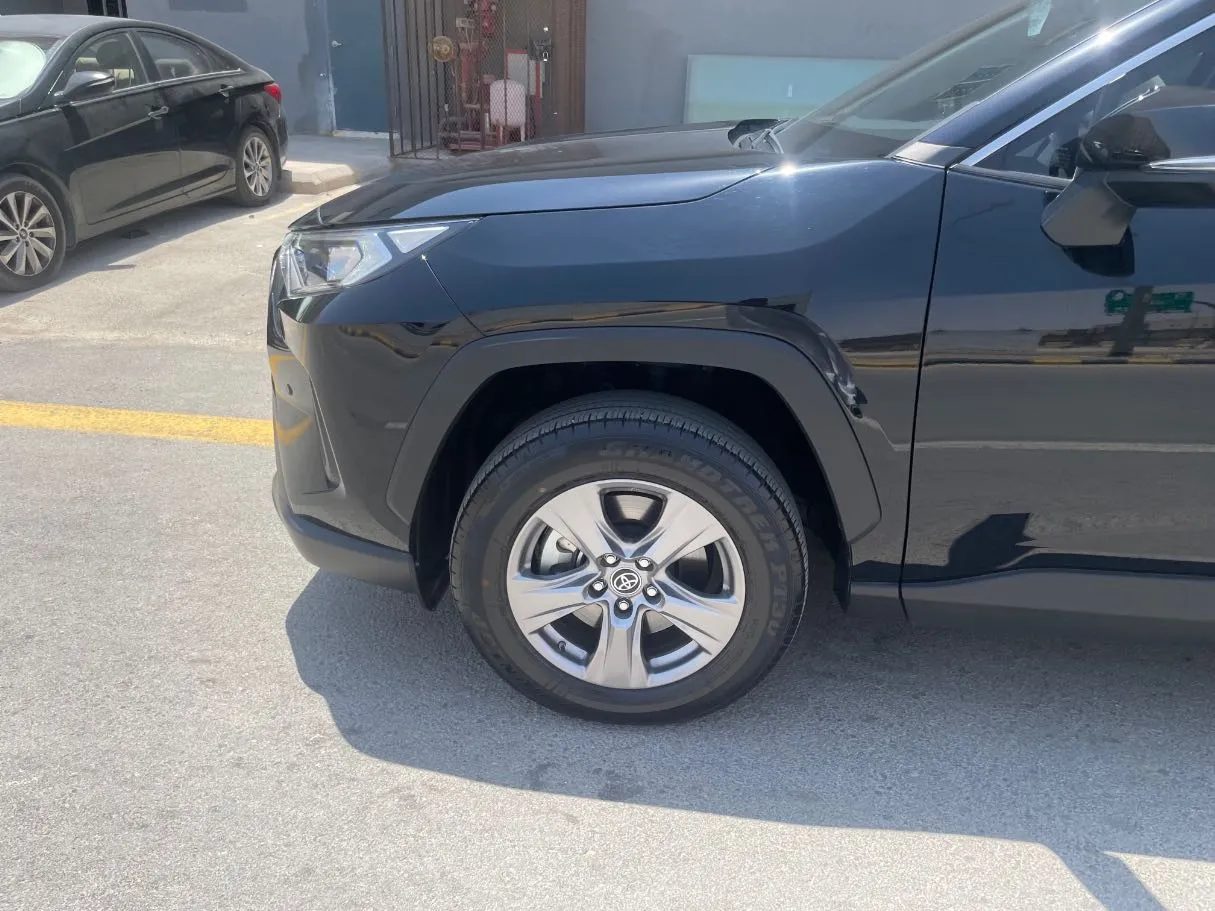 Car image 9