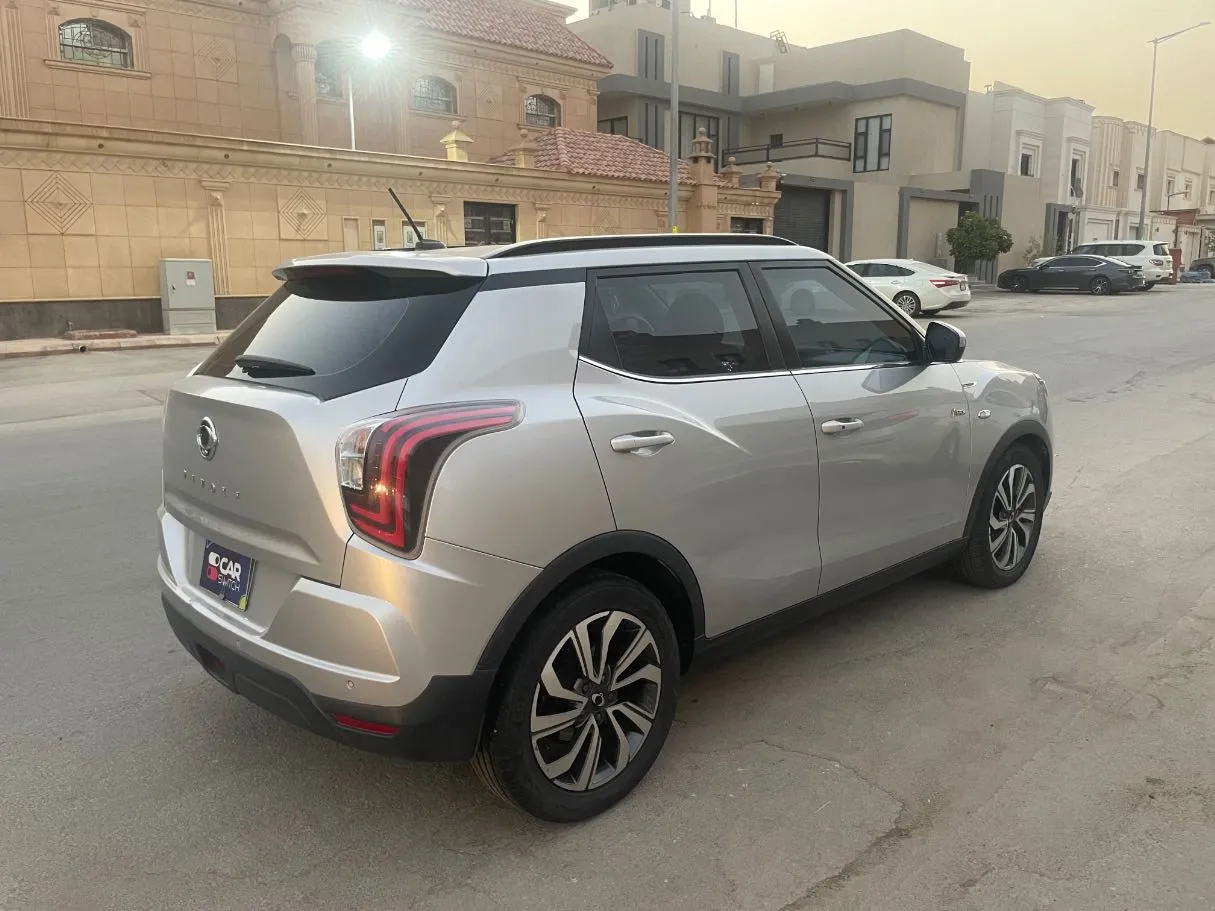 Car image 5