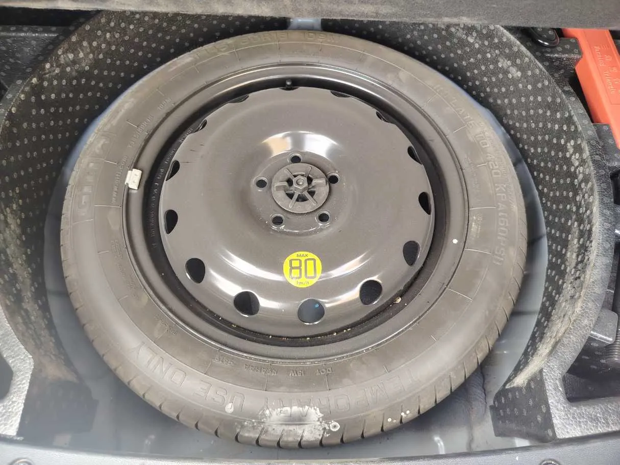Car image 32