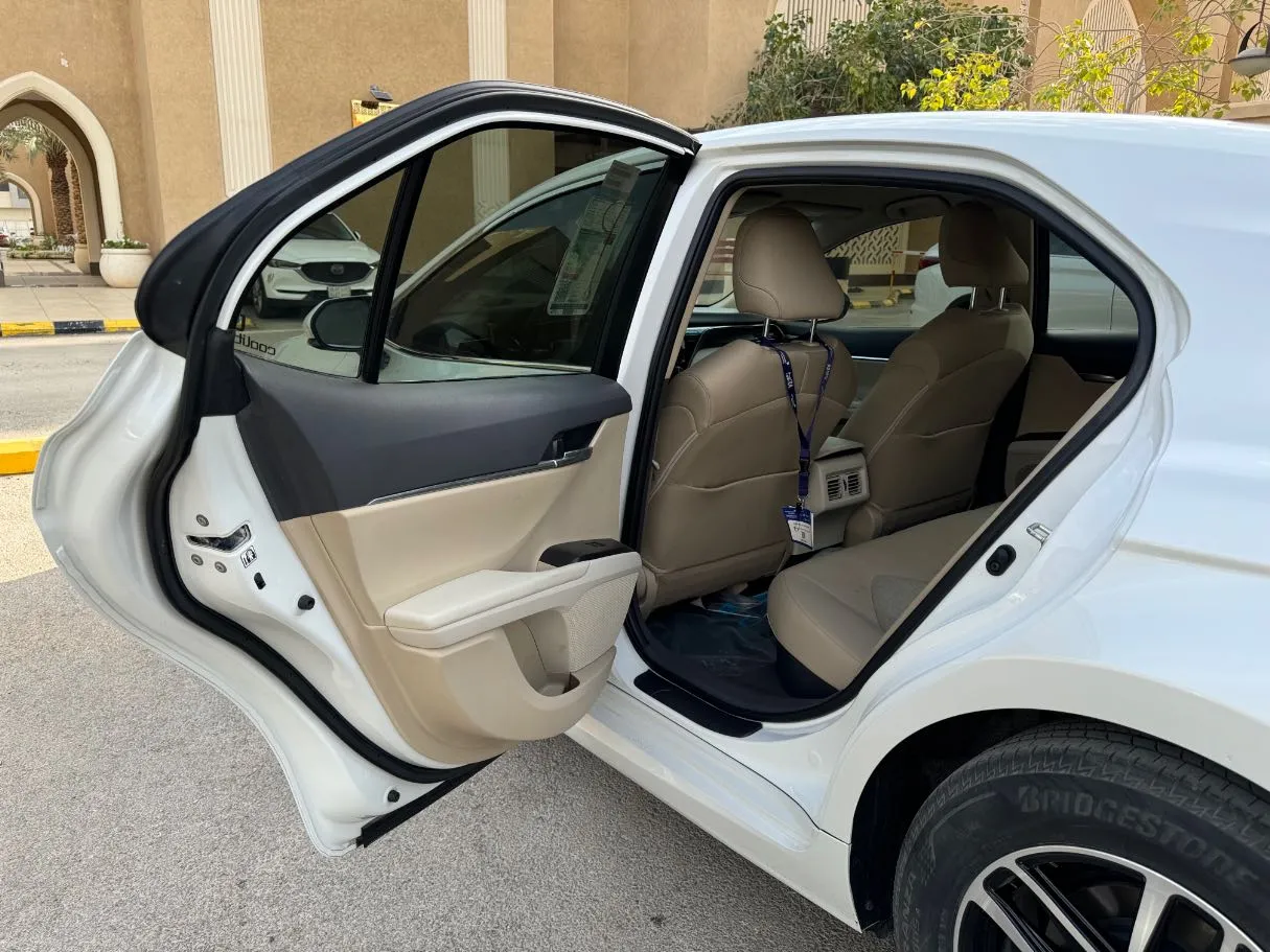 Car image 13