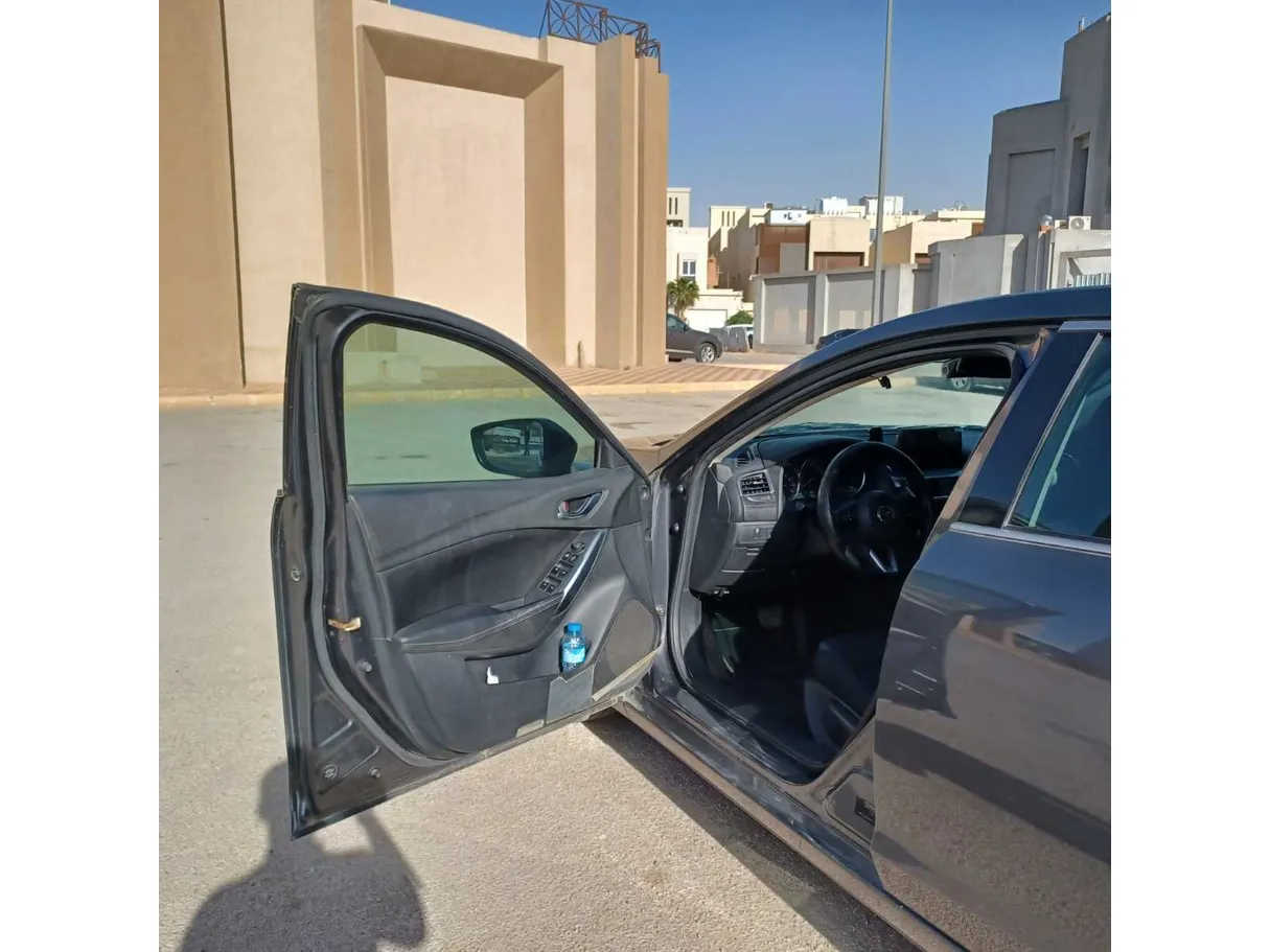 Car image 9