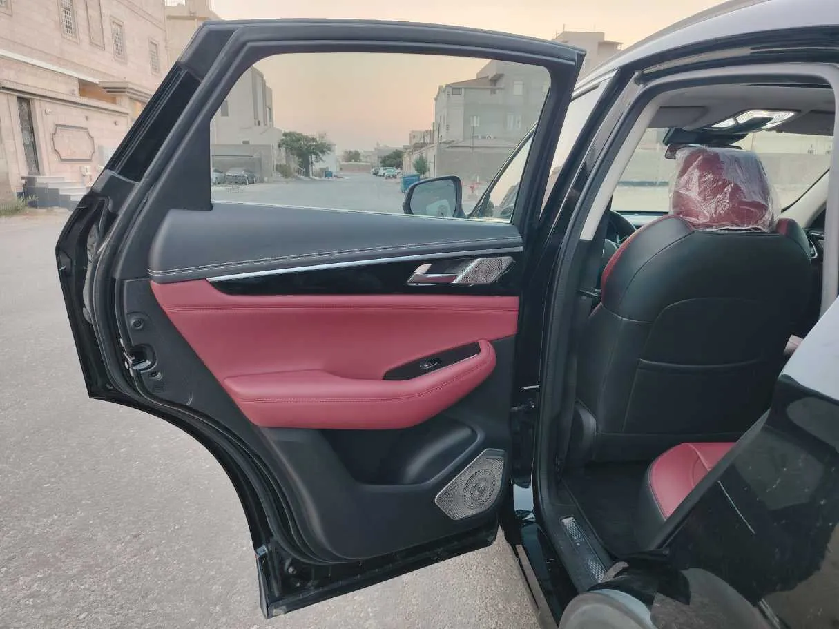Car image 14