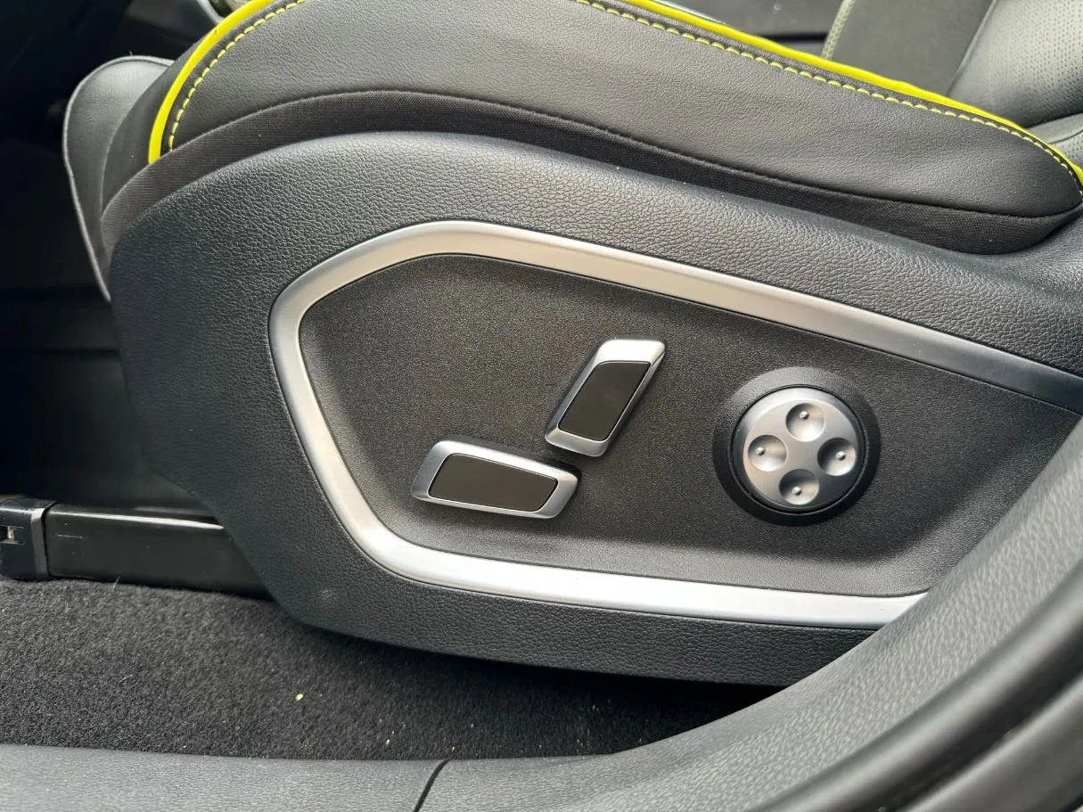 Car image 27