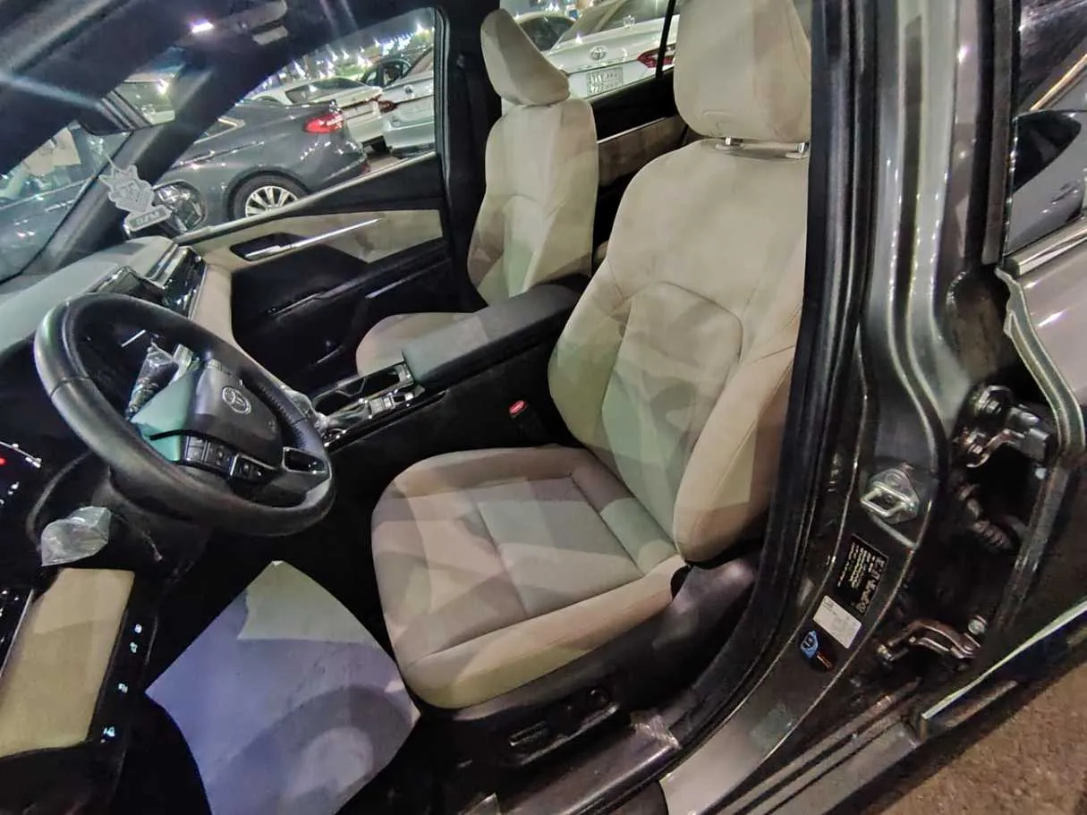 Car image 13