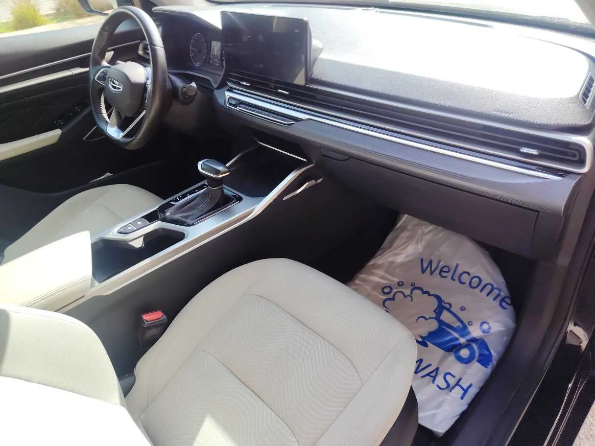 Car image 14