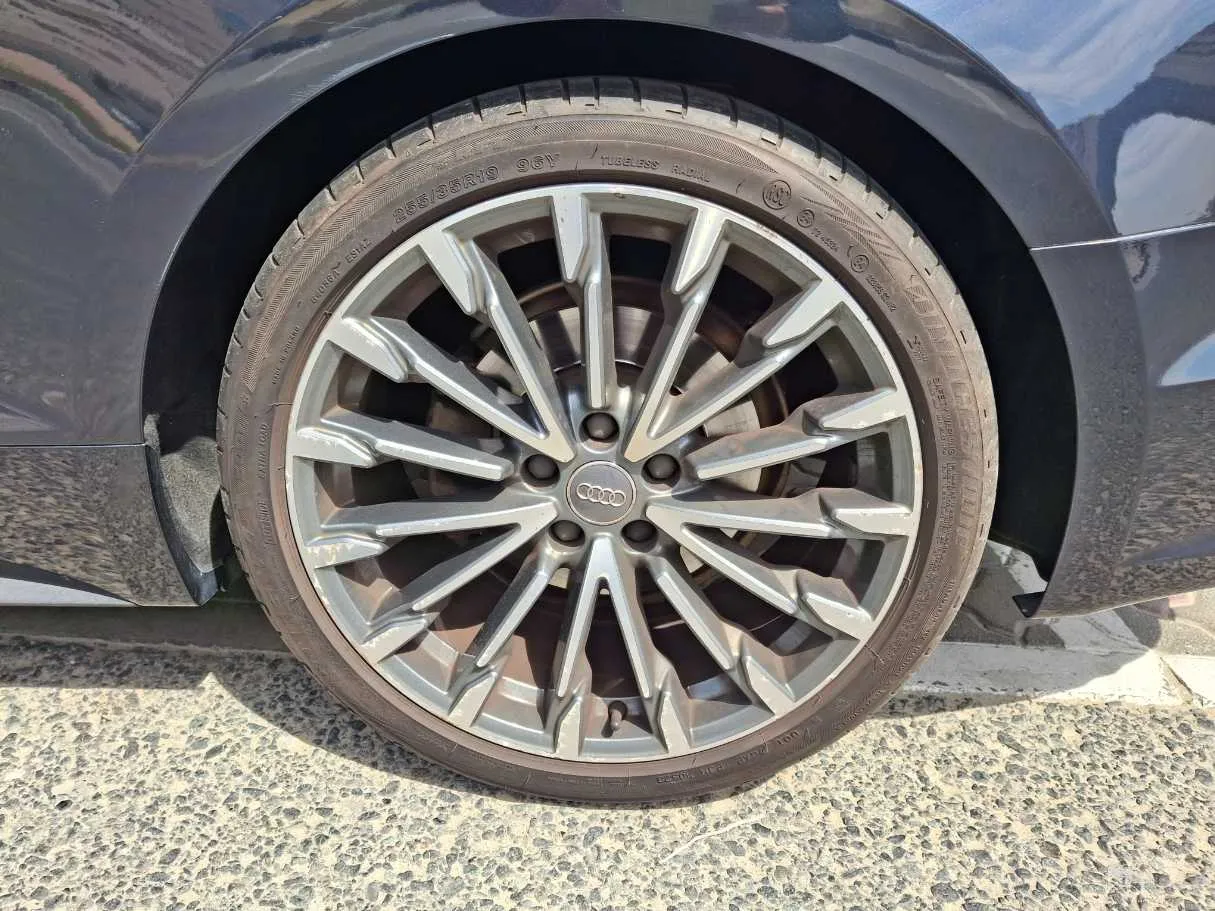 Car image 9