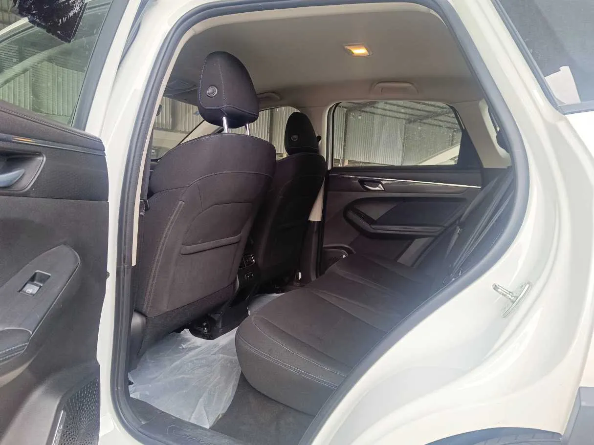Car image 18