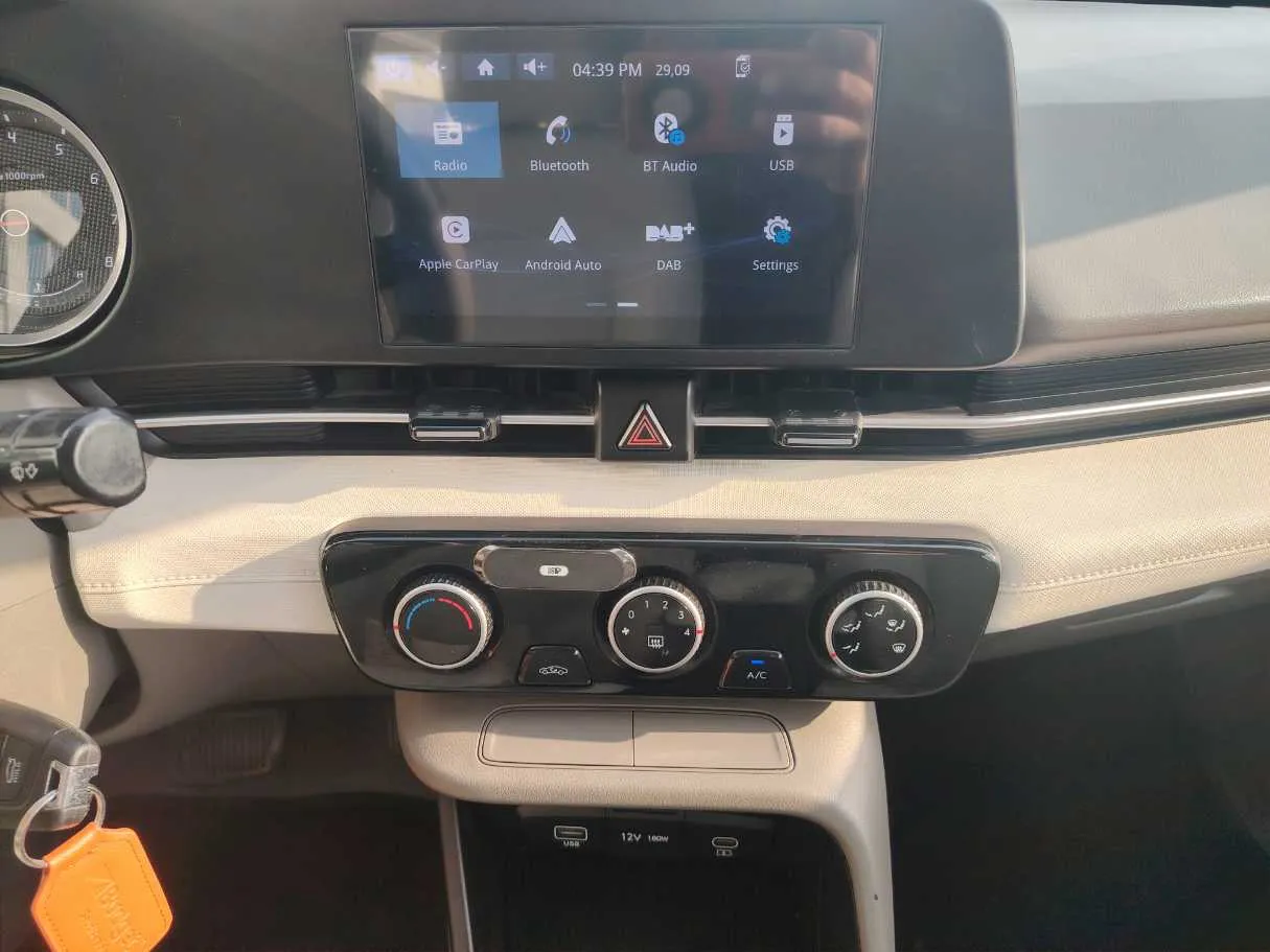 Car image 18