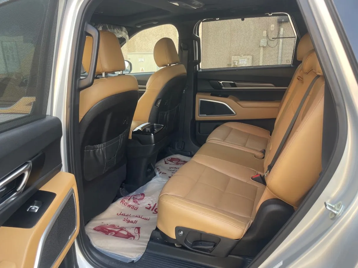 Car image 15