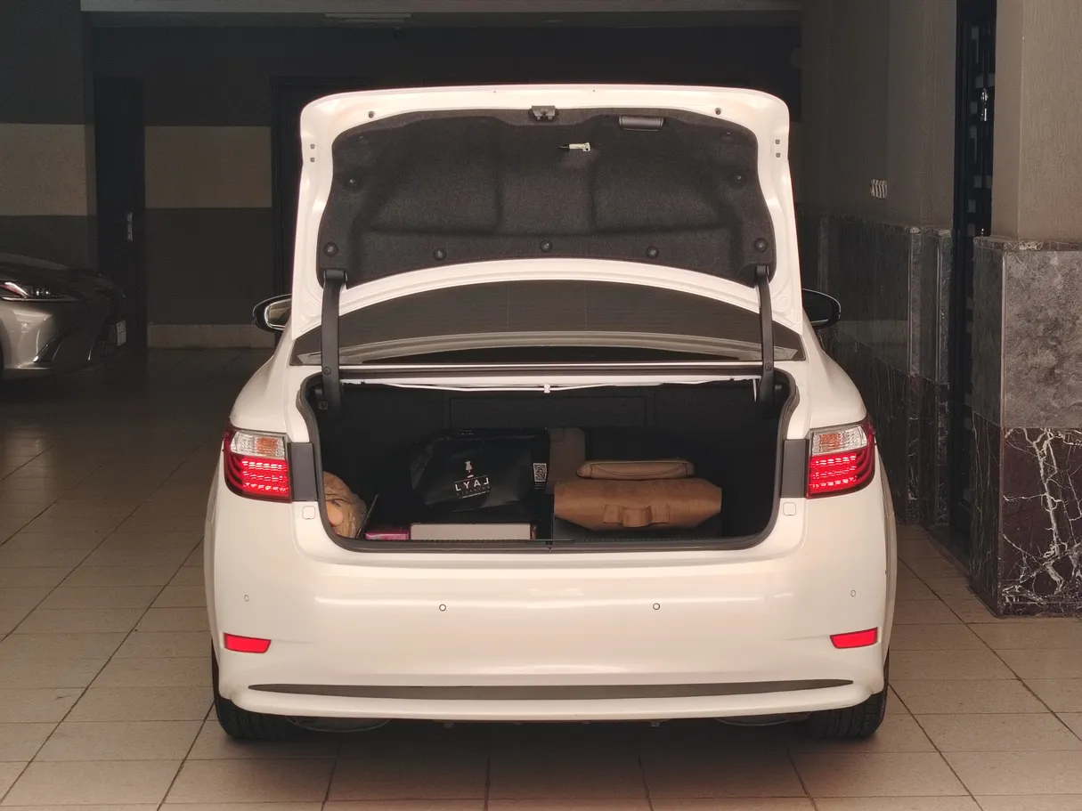 Car image 24