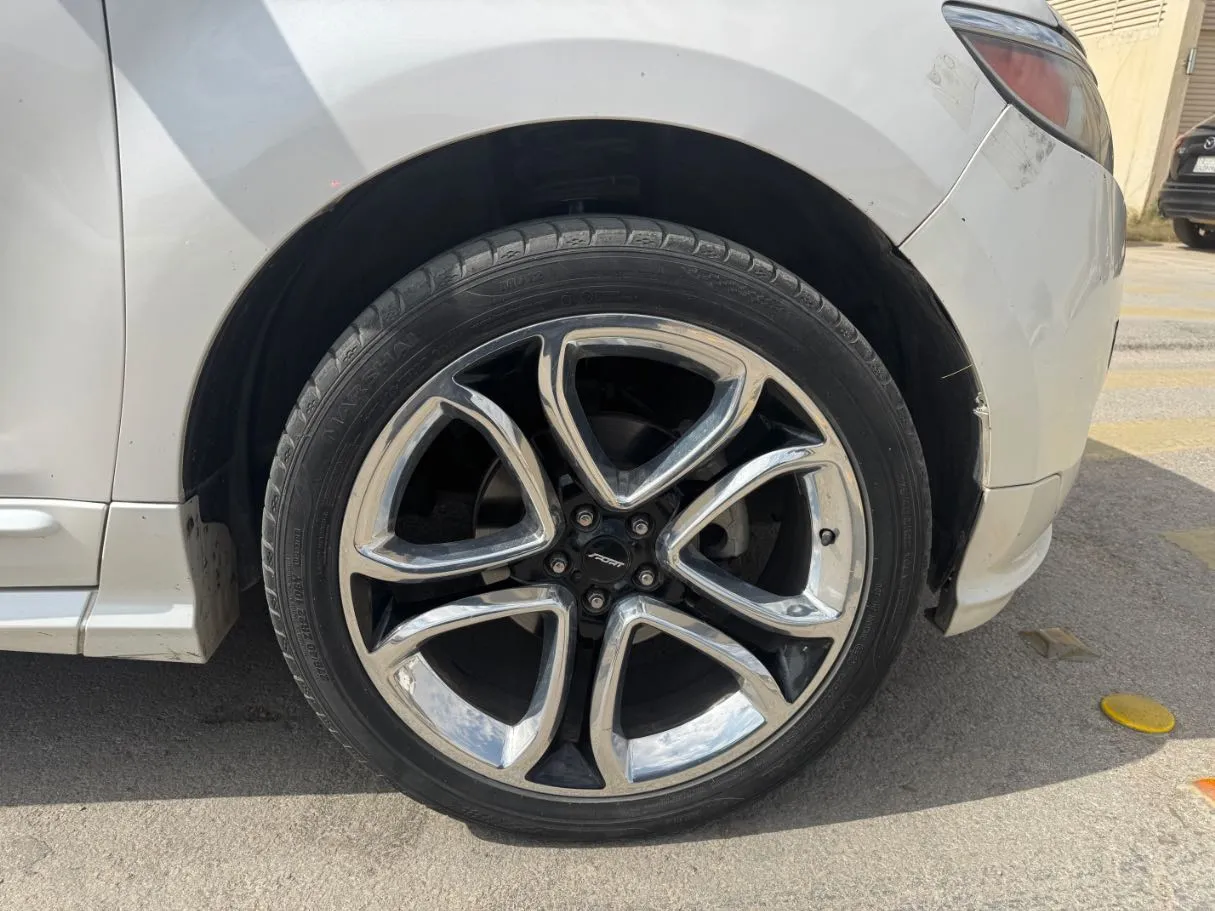 Car image 9