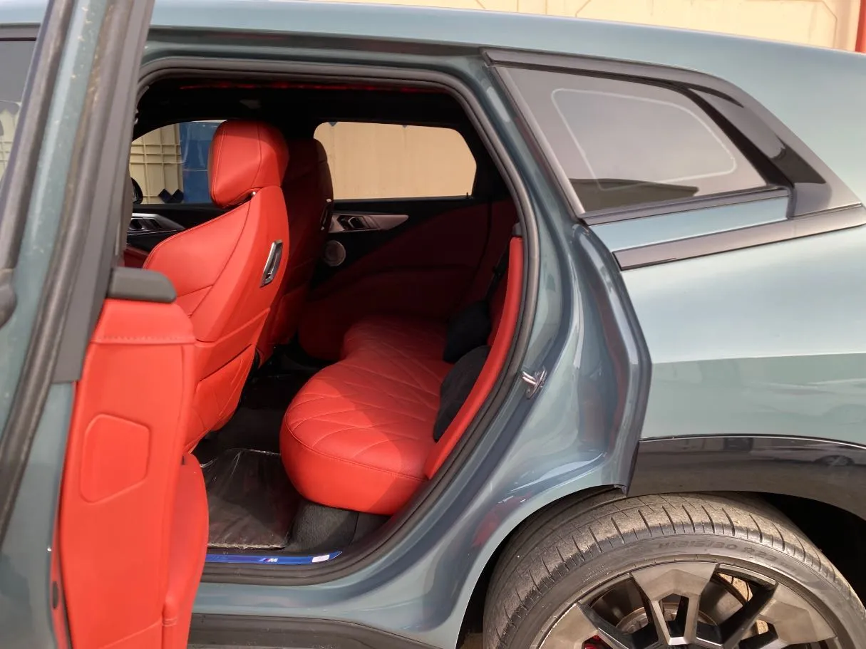 Car image 14