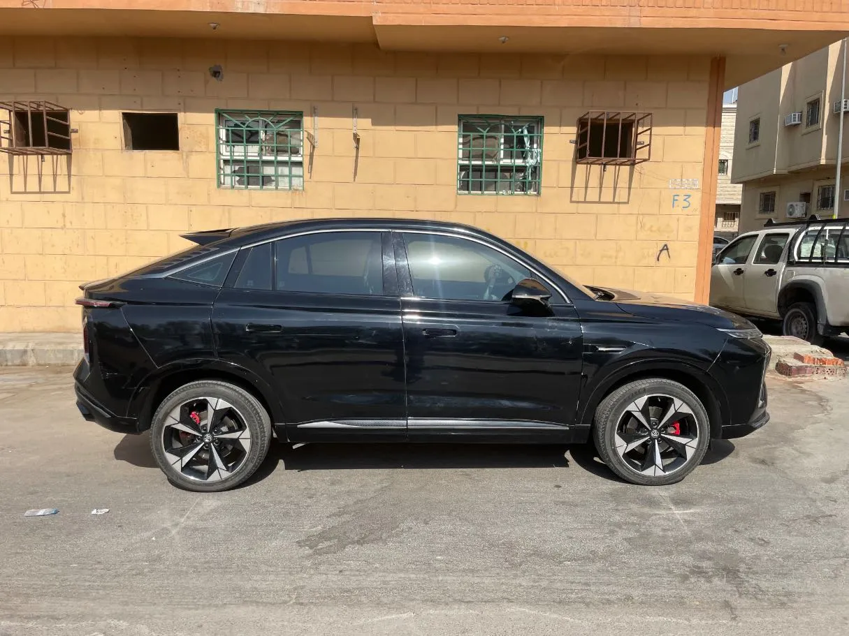 Car image 4
