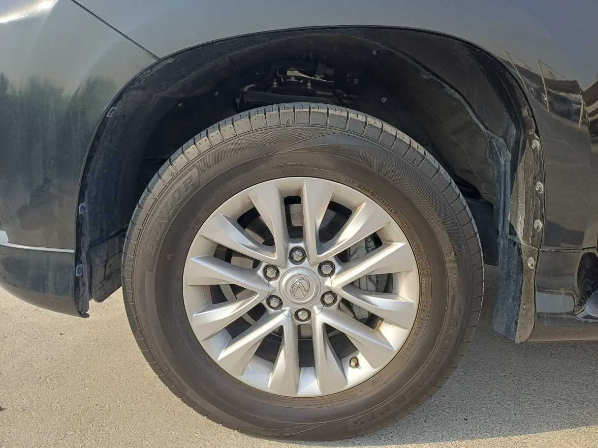 Car image 9