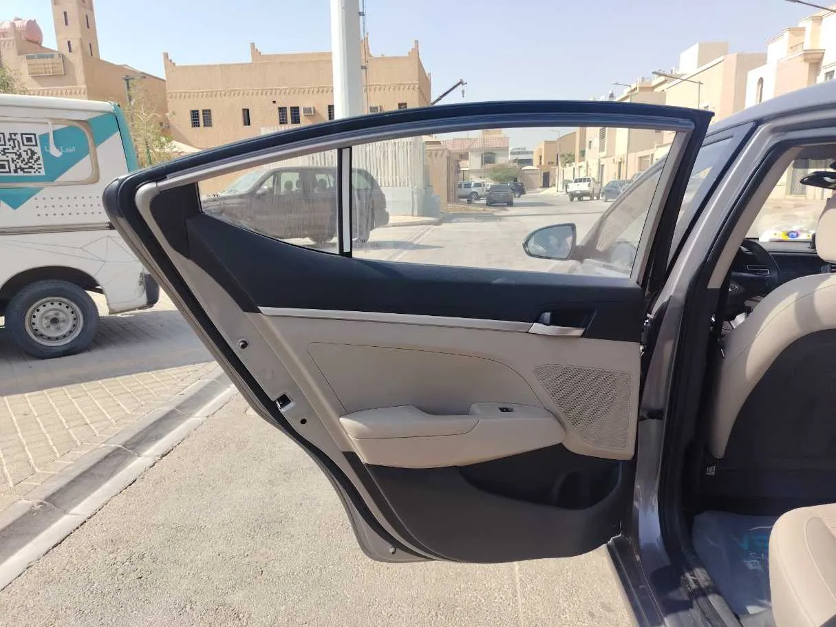 Car image 15
