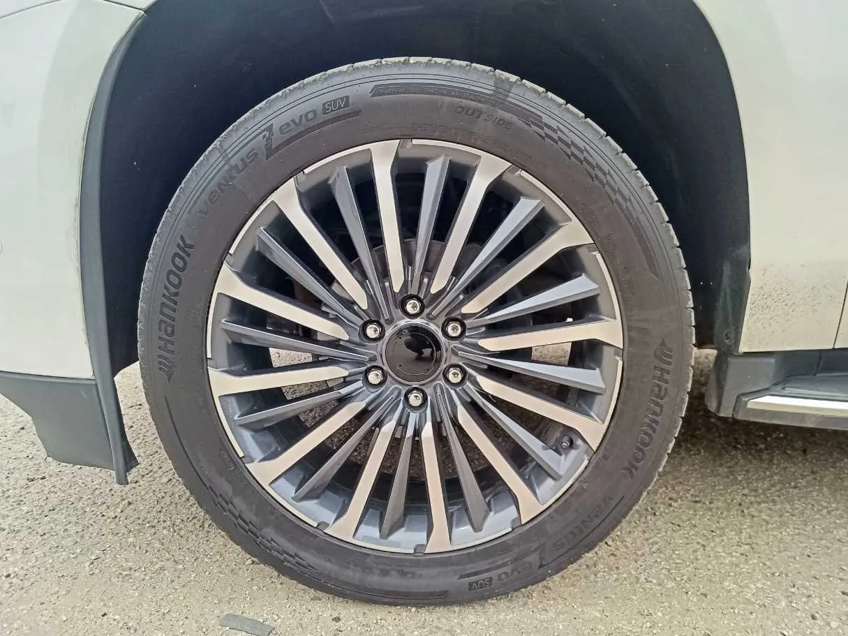 Car image 10