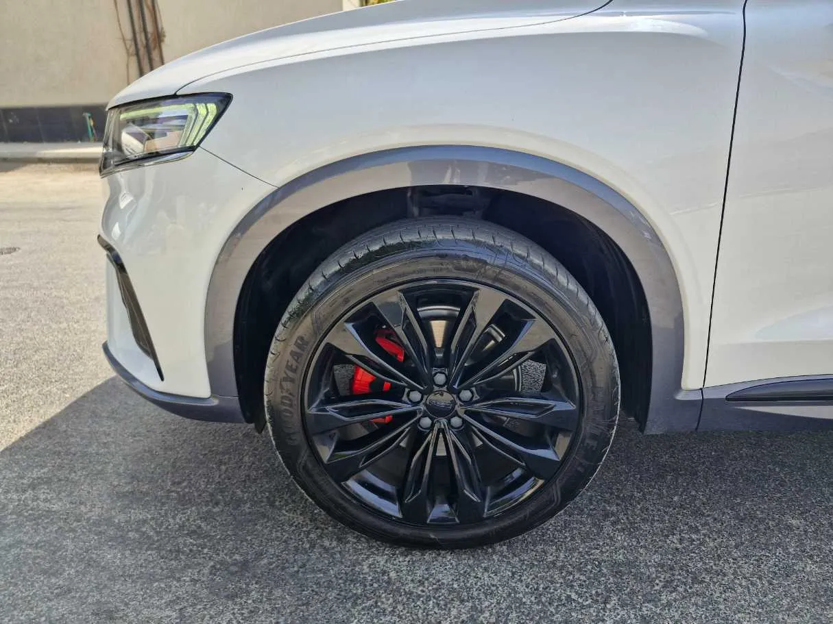 Car image 9