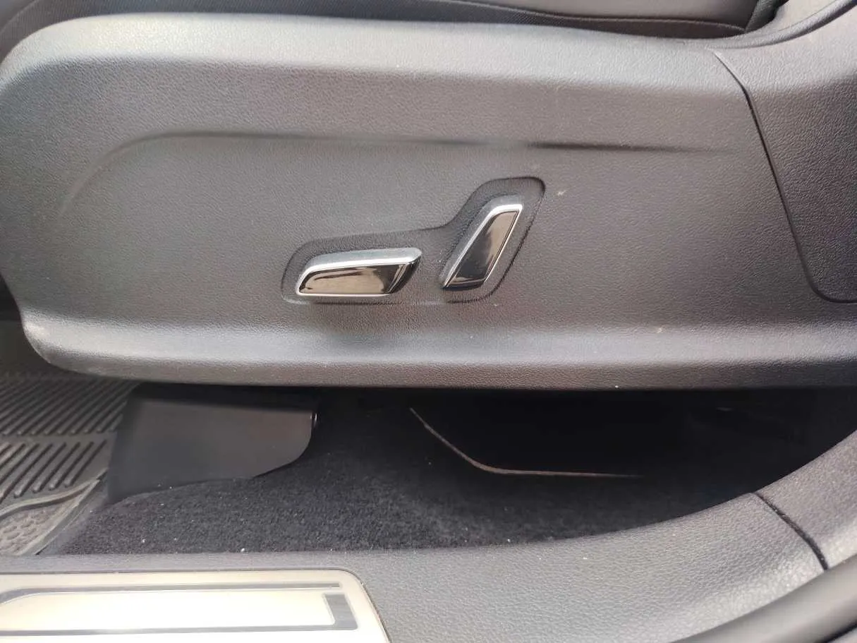 Car image 26