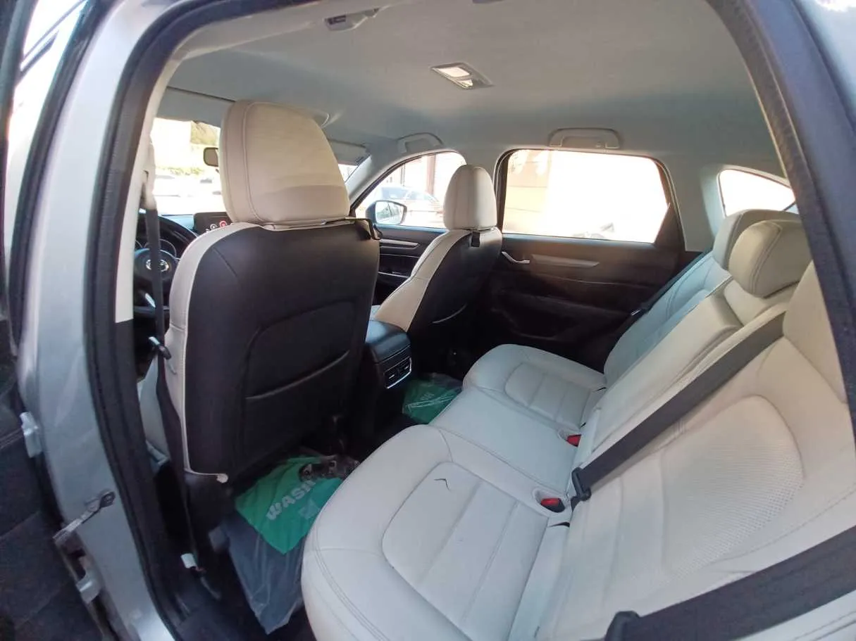 Car image 12