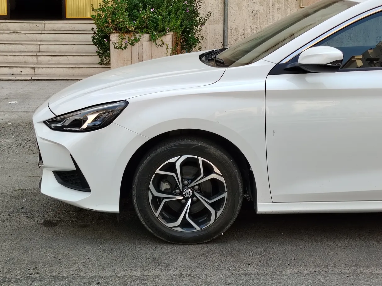 Car image 9