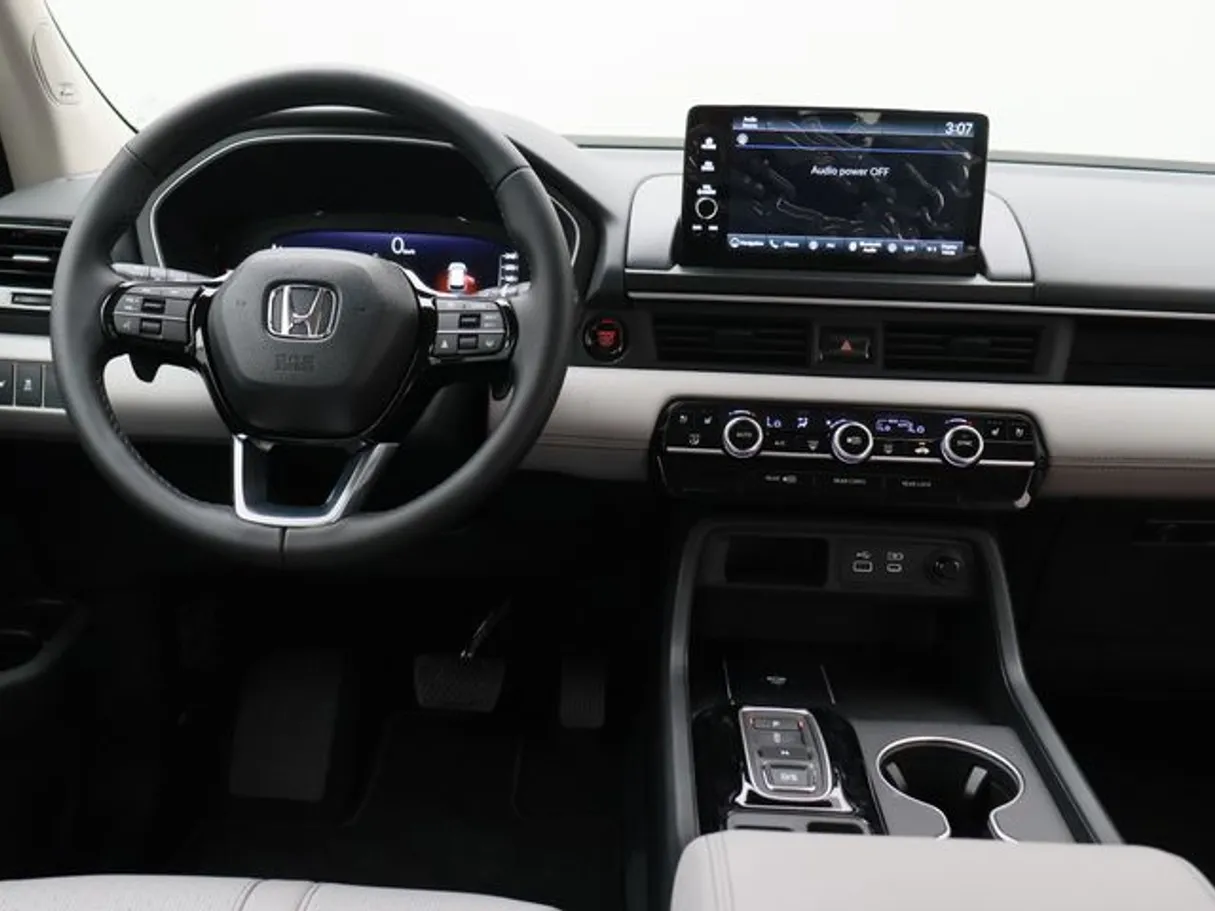 Car image 14