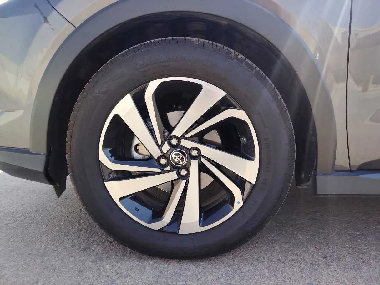 Car image 10