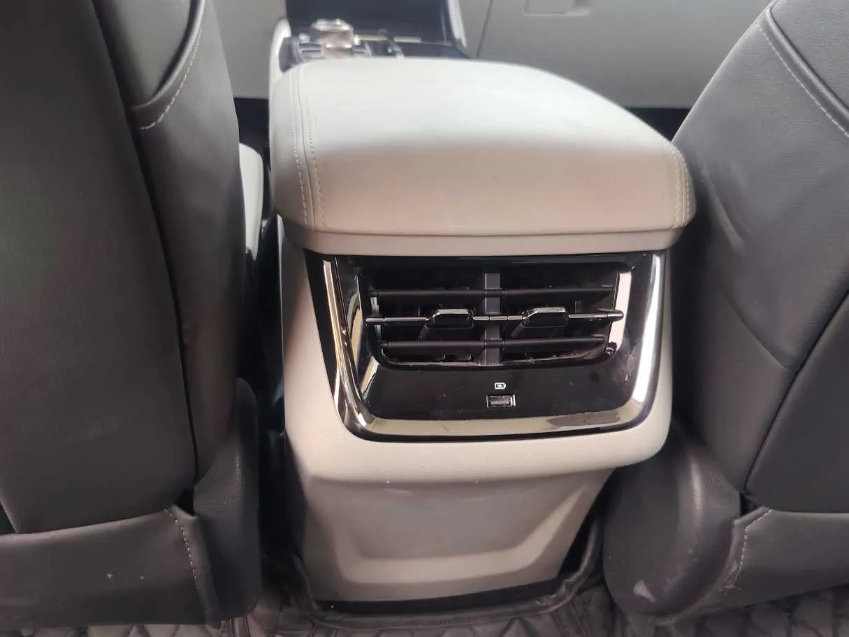 Car image 28