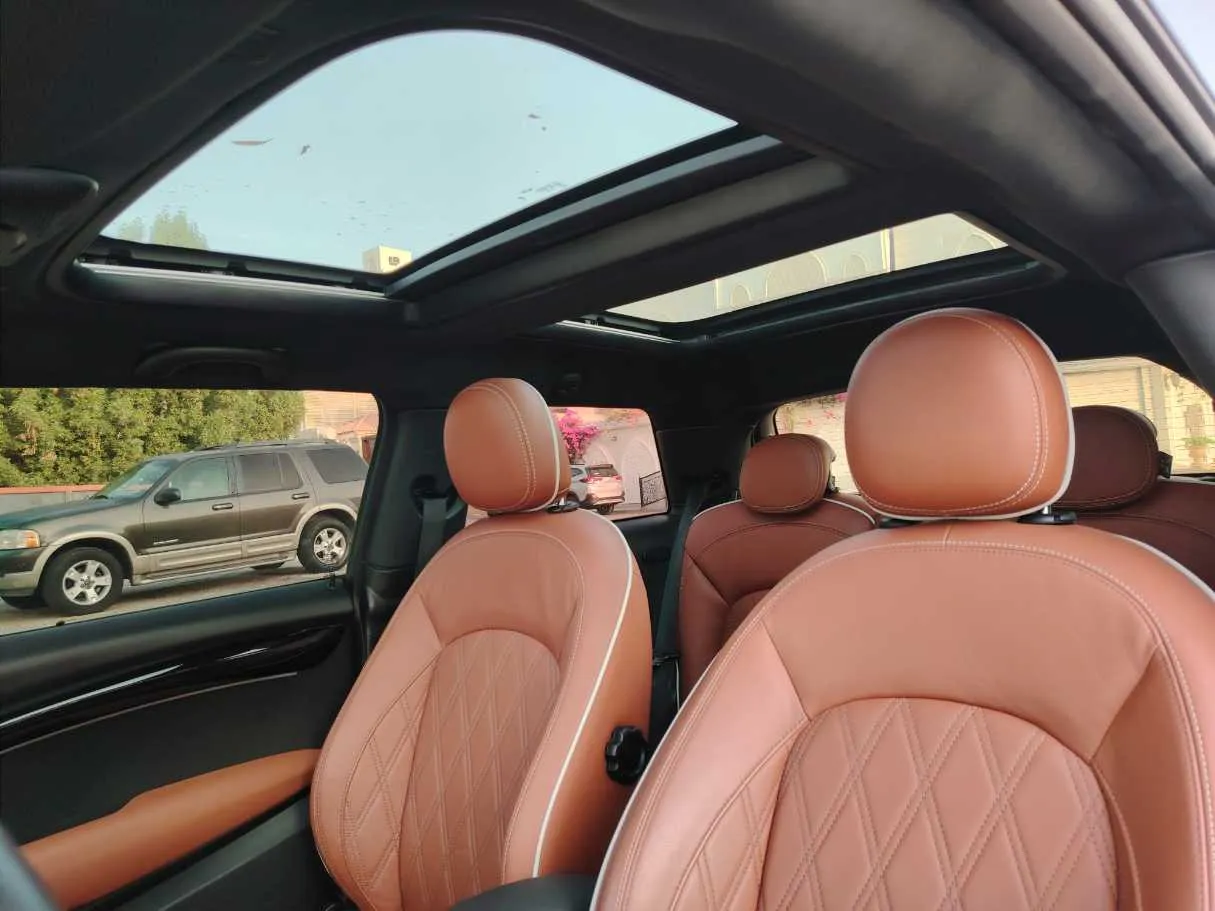Car image 14