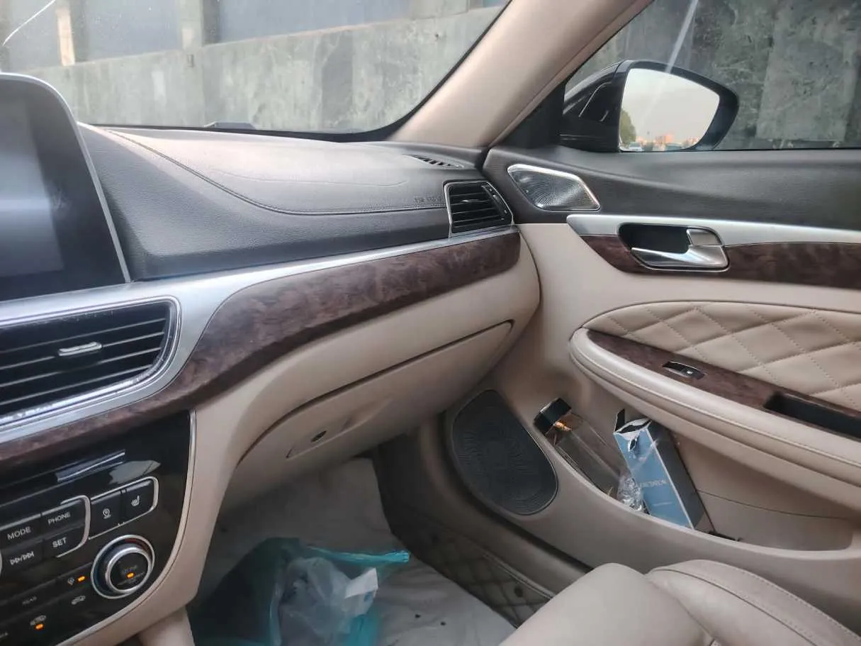 Car image 30