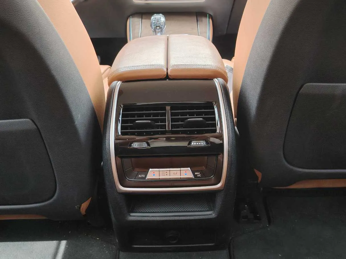 Car image 26